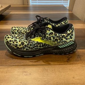 Womens brooks adrenaline GTS size 9 cheetah print